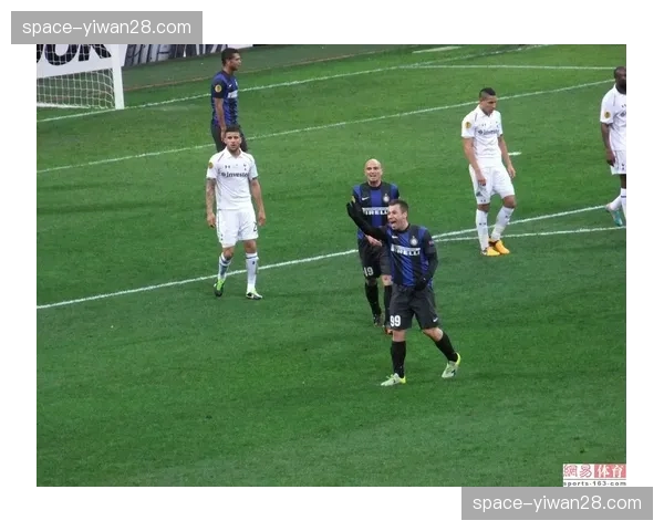 特写：伤愈复出的斯卡尔维尼在亚特兰大主场接受球迷掌声