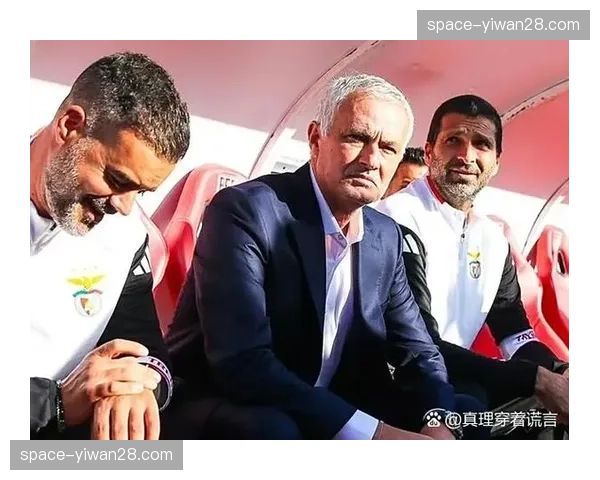 特写：终场哨响，无缘下赛季欧战的穆里尼奥与俱乐部高层握手后径直走回更衣室