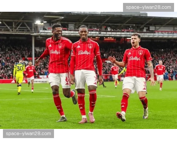 热刺、西汉姆联、诺丁汉森林和利兹联四队争夺英超最后一个保级名额